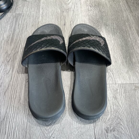 Nike Benassi Solarsoft Sandals Slides Size 9 Black Slippers On 705474-091 READ main image 8